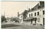 Dép 25 - Isle Sur Le Doubs - Place Du Monument - ( Hôtel à Droite)  - Bon état - Semi Moderne Petit Format - Isle Sur Le Doubs