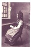 Image Grand Format Du Musée Alsacien N° 51 : Dame En Costume Traditionnel Lisant - Otros & Sin Clasificación