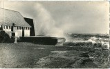 Barfleur L'abri Du Canot De Sauvetage Un Jour De Tempête - Barfleur