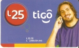 TARJETA DE HONDURAS DE 25 LEMPIRAS  DE TIGO  - CHICO CON MOVIL - Honduras