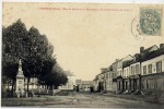 Formerie -  (oise) -    Rue De Beauvais Et Monument Des Combattants De 1870-71 - Formerie