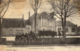 VILLEBLEVIN GROUPE D ENFANTS DEVANT LA MAIRIE - Villeblevin