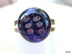 Bague En Verre Dichroic Filé Au Chalumeau Violet Sur Anneau Réglable Argenté  Comme Tous Les Verres Dichroic, Le Rendu D - Anelli