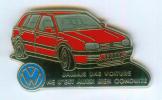 Pin's VOLKSWAGEN GOLF Rouge - Jamais Une Voiture... - Zamac - Decat - A1171 - Volkswagen