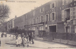 MONTBRISON.  _  Le Boulevard Carnot. (Coté Droit). Groupe D'Enfants Et Parents. Café De La Poste Louis VALADIER.. Landau - Montbrison