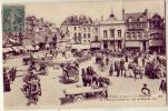 Abbeville....Monument De L'Amiral Courbet Et La Place Du Marché - Abbeville