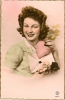 Carte Postale (femme Ayant Reçu Une Lettre Et Un Carton En Forme De Coeur) - Valentinstag