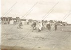 Photographie Ancienne : Joyeuse Bande à Vélo Sur La Plage Cycles Cyclisme - Radsport