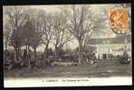 CPA  ANCIENNE- FRANCE- LASSAY (53)- LE CHAMP DE FOIRE AVEC BELLE ANIMATION GROS PLAN- VACHES- ATTELAGES- MAQUIGNONS - Lassay Les Chateaux