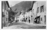 VEYRIER, Le Village. (2 Hommes Sur 1 Moto, Hôtel De La Tournette, Femme Devant 1 Présentoir Cartes Postales, Animation). - Veyrier