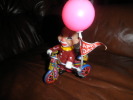 CLOWN SUR TRICYCLE  EN FER  FONCTIONNE A CLEF - Oud Speelgoed