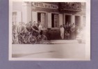 Sports - Cyclisme - Groupe D'ouvriers Avec Leurs Vélo, Devant L'hôtel De La Paix  - Photo Format 12 X 9 Cm - Ciclismo