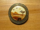 Broche  Fantaisie Ronde , à Clip, Représentant Un Paysage Fait De Feuilles Mortes Découpées , Signée J.C.R. - Brochen