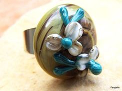 Bague En Verre Artisanal Filé Au Chalumeau Sur Anneau Réglable Argenté  Le Cabochon, Très Original, A été Réalisé Par Un - Ring