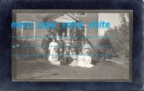 Cpp Amérique USA  Groupe Famille B WALES Devant Leur Maison  ( Arbres Chemin Parc Habitation ) Postcard - Other & Unclassified