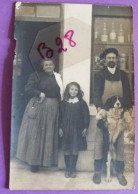 CPA - Carte Photo Non Située - EPICERIE ? OU CAFE ? MARCHAND DE VIN (vitrine Du Magasin)(commerçants, Fille, Chien) - Winkels