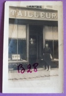 CPA - Carte Photo Non Située - TAILLEUR (vitrine Du Magasin)(commerçant Et Sa Femme) - Shops