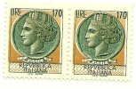 1977 - Italia 1396 Siracusana V90 - Colore Fondo Spostato Coppia - Variedades Y Curiosidades