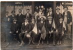 CARTE PHOTO : DEVANTURE D'UN RESTAURANT ANIMEE PERSONNAGES AU DRAPEAU FRANCAIS FETE INAUGURATION LIBERATION ARMISTICE - Einweihungen