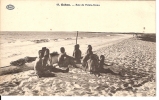 GABON      BAIE DE POINTE NOIRE    HOMMES ASSIS SUR LA PLAGE   18 - Gabon