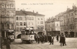 Epinal La Place Des Vosges Et Les Arcades Tramway Elect. N°6&7 Café Pharmacie - Epinal