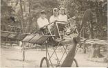 CARTE PHOTO - AVION DEXPOSITION AVEC TROIS PERSONNAGES - - 1914-1918: 1ère Guerre