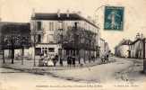 MANDRES LES ROSES LA PATISSERIE SUR LA PLACE  D ARMES  ET LA RUE DE BRIE EDIT THIBAULT CIRC 1911 - Mandres Les Roses