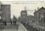 CPA  93) LA COURNEUVE Compagnie Des Eaux Et Le Bd Pasteurn ( Defaut Coin Bas Droit) - La Courneuve