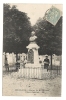 Houilles (78) : La Place Courbet, Lecteur De Journeaux Devant La Statue De Schoelcher En 1908 (animée). - Houilles