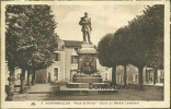 Place St-Martial - Statue Du Général Ladmirault - Montmorillon