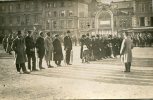 CPA PHOTOGRAPHIQUE , AVENUE MARCEAU, REMISE DE MÉDAILLES AUX CIVILS PAR LE GÉNÉRAL - France