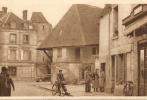 CPA - 61 - ECOUCHE - LES ABORDS DE LA PLACE - TOUR ET VIELLE MAISON -( Animée - Vélo ) - Ecouche