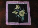 Pochette -mouchoir Des Années 1950 En Voile De Coton Représentant Des Narcisses Jaunes Sur Fond Noir - Handkerchiefs