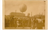 CARTE PHOTO A SITUER. LANCEMENT D'UN BALLON MONTGOLFIERE . THEME AVIATION. AEROSTATION. JOUR DE FETE - Montgolfières