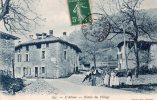 L'ALBENC. Entrée Du Village. (hommes Assis Sur Un Tas De Cailloux, Enfant Et Femmes Au Bord De La Route, Animation). - L'Albenc