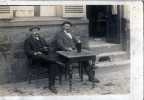 CARTE PHOTO  ESTAMINET CAFE ACHETER DANS UN LOT DE THIERACHE AISNE NORD* VERSO FERNAND ET ALBERT AU REPOS - Picardie