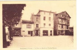 LUSIGNAN  La Place Du Marché Et Vieilles Maisons - Lusignan