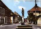 38  LES AVENIERES Grande Rue, Boutique De Chaussures, Fontaine, Statue, Automobile - Les Avenières