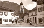 OBERAMMERGAU PARTIE IN DER ETTALER-STRASSE ,VACHES,BANQUE,MAGASIN SANITAIRE,ANIMATION  REF 23792 - Oberammergau