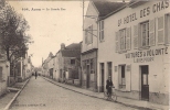 CPA.   AVON (77).    LA GRANDE RUE.    Gd Hôtel Des Chasseurs.   L. BOIS, Propriétaire.   Cavalier Et Cycliste. - Avon