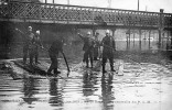 LES INONDATIONS DE PARIS - JANVIER 1910 - LA RUE DE BERCY- LA PASSERELLE DU P.L.M. - LES POMPIERS EN PLEINE ACTION - TOP - Overstromingen
