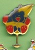 PINS PELICAN ASSIS AVEC OURS BLEU DANS LES BRAS - Mail Services