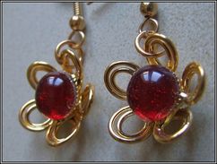 Boucles D'oreilles En Verre Artisanal Dichroic Rouge Réalisés Par Une Artiste Fileuse De Verre  Des Coupelles Plaquées O - Oorringen