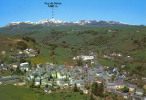 BESSE-EN-CHANDESSE - Vue Générale Aérienne Et La Chaîne Du Sancy - L´AUVERGNE TOURISTIQUE - Circulée En 1988, 2 Scans - Besse Et Saint Anastaise