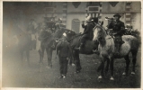 CARTE PHOTO LIEU NON IDENTIFIEE CHEVAUX ET HOMMES DEGUISES - To Identify