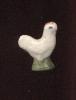 Féve -   1 Ere Epoque  1874 - 1920  -   Poule Sur Socle Vert Décor Rouge  20mm - Anciennes