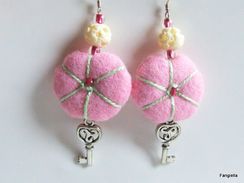 Boucles D'oreilles Artisanales Feutrine Coussins Rose, Clé Et Os Sculpté Attaches En Argent Massif 925 - Ohrringe