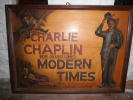 TABLEAU EN BOIS CHARLIE CHAPLIN  MODERN TIMES  DIM ENVIRON 90 X 55 CM - Autres & Non Classés