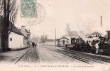 SAINT-NOM-LA-BRETECHE. La Gare Du Tramway. (mécanicien à Genoux Entre Les Roues Du Tramway à Vapeur, Animation). - St. Nom La Breteche