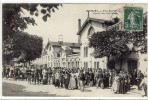 Carte Postale Ancienne Noisiel - Vue De L'Usine. Sortie Des Ouvriers - Industrie - Noisiel